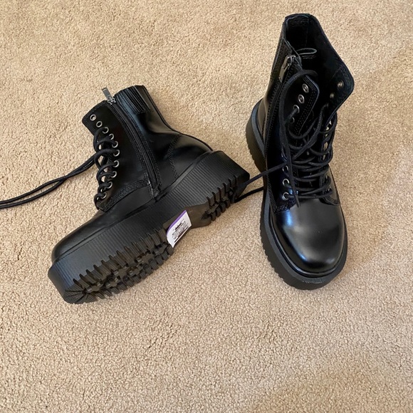 Jeffrey Campbell Shoes - Jeffrey Campbell Sopas boot size 5.5. NWT